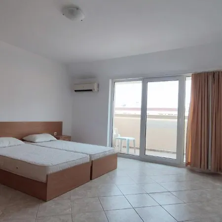 Apartment уютен с паркинг и басейн